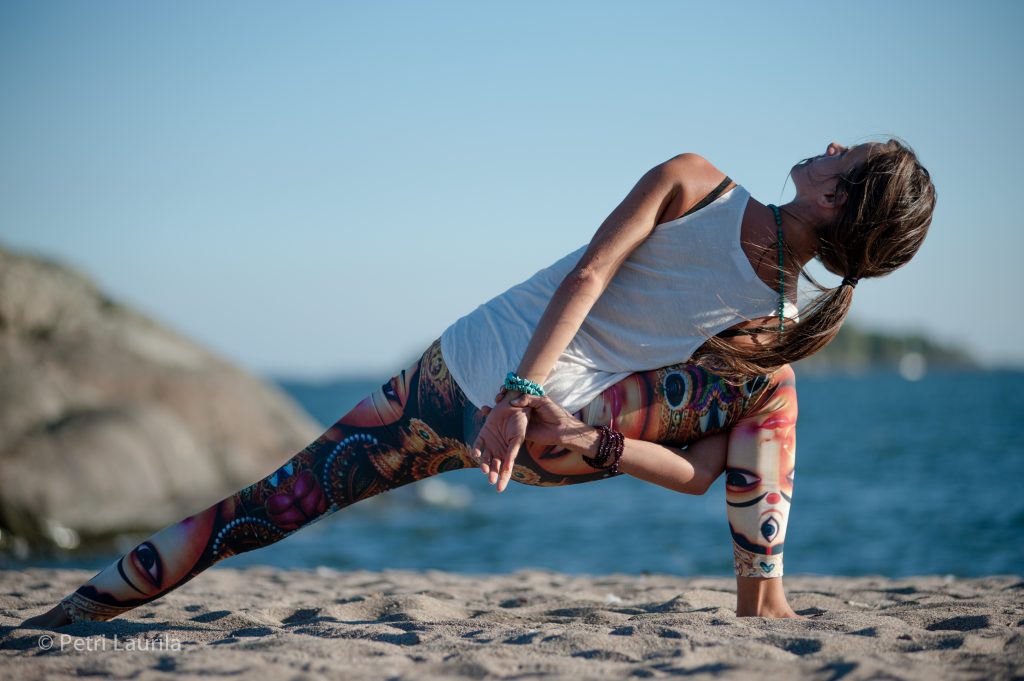 Jooga opettaja Rita Saari jooga asennossa hiekkarannalla